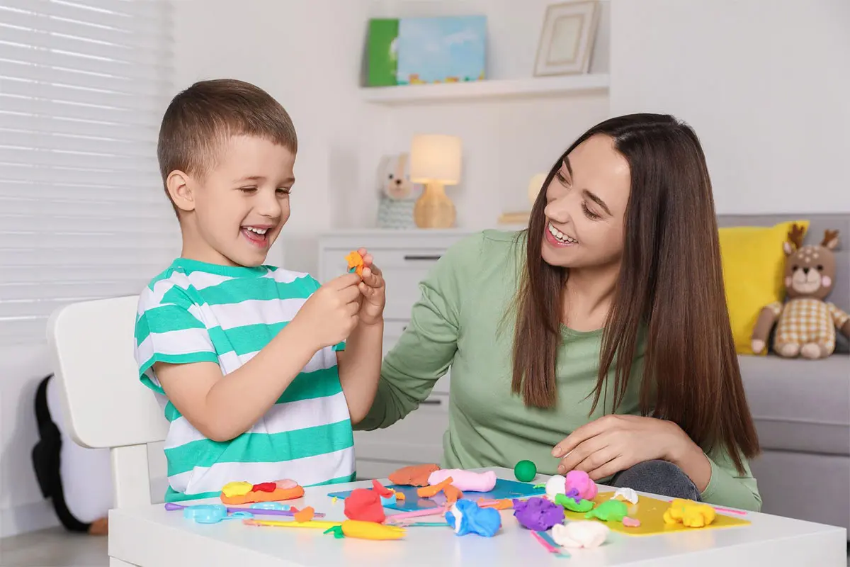 Oyun Terapisi Çocuklara Nasıl Yardımcı Olur?